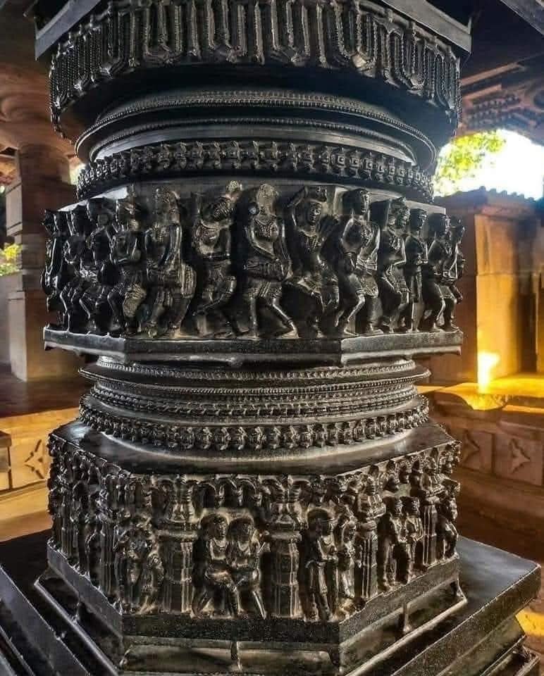 ராமப்பா கோயில் (தெலங்கானா): தெலங்கானா மாநிலம் வாரங்கலில் உள்ள ராமப்பா கோயில், அதன் கருப்பு பாசால்ட் தூண்களில் நடனக் கலைஞர்கள் மற்றும் இசைக்கலைஞர்களின் சிக்கலான சிற்பங்களைக் கொண்டுள்ளது. கோயிலுக்குள் இருக்கும் ஒரு கல்வெட்டு கிமு 1213 ஆம் ஆண்டைச் சேர்ந்தது