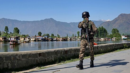 ஸ்லீப்பர் செல்கள் இயக்கம்: காஷ்மீரில் பாதி சுற்றுலாத் தளங்கள் மூடல்.. என்ன நடக்கிறது பள்ளத்தாக்கில்? ஸ்லீப்பர் செல்கள் இயக்கம்: காஷ்மீரில் பாதி சுற்றுலாத் தளங்கள் மூடல்.. என்ன நடக்கிறது பள்ளத்தாக்கில்?