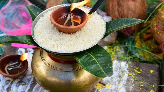 இந்த ஆண்டு அட்சய திருதியை ஏப்ரல் 30 புதன்கிழமை கொண்டாடப்படுகிறது. இது தவிர, இந்த ஆண்டு, அட்சய திருதியை சர்வர்த்த சித்தி யோகா, ஷோபன் யோகா, ரவி யோகா போன்ற யோகங்களுடன் செய்யப்படுகிறது. அட்சய திருதியை நாளில் லட்சுமி தேவியை வழிபடுவது மங்களகரமானதாக கருதப்படுகிறது. இதனுடன், லட்சுமி தேவியின் ஆசீர்வாதங்களைப் பெறவும், செல்வத்தையும் செழிப்பையும் பெருமளவில் அதிகரிக்கவும் அட்சய திருதியை அன்று சில பணிகள் செய்யப்படுகின்றன. அட்சய திருதியை அன்று என்ன செய்ய வேண்டும் என்பதை ஜோதிடர் அனிஷ் வியாஸிடம் கேட்டு தெரிந்து கொள்வோம்.
