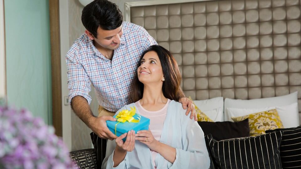 உங்கள் கணவர் இந்த விசயங்களை செய்கிறீரா? உங்கள் மீது அன்பாக இருக்கிறார் என அர்த்தமாம்!