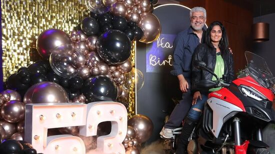 இந்த புகைப்படங்களில் நடிகர் அஜித்தும் ஷாலினியும் பைக்கின் மீது அமர்ந்து ஸ்டைலாக போட்டோவுக்கு போஸ் கொடுத்துள்ளனர். ஷாலினி பைக் ரேஸர்கள் போல ஜாக்கெட் அணிந்திருக்கிறரா்.  இவர்களிக்கு பின்னால், 53வது வயதை குறிப்பிடும் வகையிலும், பிறந்தநாள் கொண்டாட்ட பலூன்களும் காணப்படுகிறது. 