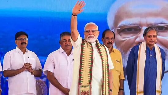 ‘இவர் தான் தூண்.. இன்று சிலர் உறங்கமாட்டார்கள்..’ பினராய், சசிதரூரை வைத்துக் கொண்டு யாரை கலாய்த்தார் மோடி?