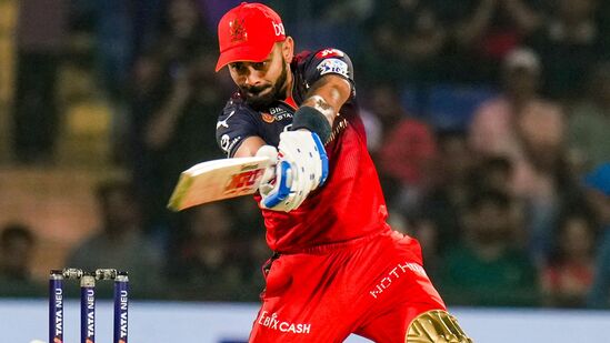 விராட் கோலி, இந்தப் பட்டியலில் முதலிடத்தில் இருக்கிறார். இவர் மொத்தம் 262 மேட்ச்களில் விளையாடி 8447 ரன்களை ஆர்சிபிக்காக குவித்துள்ளார்.