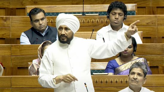 இதுகுறித்து சன்னி கூறுகையில், "பாகிஸ்தானில் எங்கு தாக்குதல் நடந்ததோ, அங்கு மக்கள் கொல்லப்பட்டதை நாங்கள் பார்த்ததில்லை. நம் நாட்டில் யாராவது குண்டு வீசினால் மக்களுக்கு தெரியாதா? பாகிஸ்தானுக்கு எதிராக சர்ஜிக்கல் ஸ்டிரைக் நடத்தியதாக அவர்கள் கூறினர், ஆனால் எதுவும் நடக்கவில்லை. சர்ஜிக்கல் ஸ்டிரைக் எங்கும் காணப்படவில்லை, அது பற்றி யாருக்கும் தெரியாது' என்றார்.