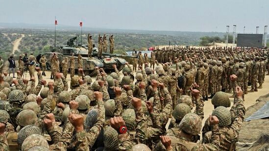 போர் ஏற்பட்டால் சண்டையிட பாகிஸ்தானிடம் 4 நாட்களுக்கு மட்டுமே பீரங்கி வெடிமருந்துகள் இருக்கா? -வெளியான தகவல் போர் ஏற்பட்டால் சண்டையிட பாகிஸ்தானிடம் 4 நாட்களுக்கு மட்டுமே பீரங்கி வெடிமருந்துகள் இருக்கா? -வெளியான தகவல்