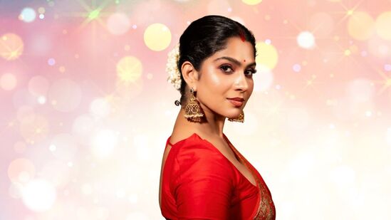 அப்போது, நடிகை சுவாசிகாவிடம் ’ஒரு ஆண்மகன் கெத்தாக இருக்க என்ன விஷயம் செய்யணும்?’ என்ற கேள்வி கேட்கப்பட்டது.அதற்குப் பதிலளித்த சுவாசிகா, ’கெத்தான ஆண் என்பவர் அவங்களுடைய மனைவி, மகள்களுடைய கனவுகளை நிறைவேற்ற, அவர்கள் அந்த கனவை துரத்த ஆர்வம் காண்பிப்பாங்க இல்ல, அது யார் காண்பிச்சாலும் கண்டிப்பாக கெத்தாக தான் இருக்கும்ன்னு நினைக்கிறேன்.இங்கு நிறைய நடிகர்களுக்குத் தான் ரசிகர்கள் இருப்பாங்க. நடிகைகளுக்கும் ரசிகர்கள் இருந்தால் கெத்துதான்’ என தெரிவித்தார், நடிகை சுவாசிகா.