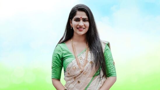 ‘’நான் லப்பர் பந்தில் நடிச்ச ’யசோதா’ கேரக்டரை எல்லோரும் ரசிச்சுப் பார்ப்பாங்க என்று நினைத்துக் கூட பார்க்கவில்லை. எல்லாம் எதிர்பாராமல் இருக்குது. இப்போ கூட, ஒளிப்பதிவாளர் தேனி ஈஸ்வர் அந்த யசோதா கேரக்டர் பற்றிப் பேசும்போது, ஒரு ரீ-பர்த் கிடைச்சிருக்கு எனக்கு.என்னுடைய இயக்குநர் தமிழரசன் பச்சைமுத்துக்கு வாழ்த்துகள். ஒட்டுமொத்த லப்பர் பந்து டீமுக்கு பெரிய நன்றி. அவங்க எனக்கு அவ்வளவு பெரிய சப்போர்ட் பண்ணுனாங்க.நன்றி என்னுடைய புருஷன் பிரேம் ஜேக்கப்புக்கு. என்னுடைய கனவுகள் நிறைவேற உதவி செய்றதுக்கு அவருக்கும் நன்றி. இந்த ஜே.எஃப்.டபிள்யூ விருதை என்னுடைய அம்மாவுக்கு டெடிகேட் பண்றேன்.படத்தில் தான் கெத்து பொண்டாட்டி. இங்கே வந்து நான் பிரேம் பொண்டாட்டி’’ என்றார்.