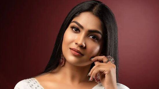 இந்நிலையில் ஜே.எஃப்.டபிள்யூ விருது வழங்கும் விழாவில் நடிகை சுவாசிகாவுக்கு, லப்பர் பந்து படத்தில் நடித்ததற்காக, சிறந்த துணை நடிகைக்கான விருது வழங்கப்பட்டது. அந்த விருதை நடிகர் ஜெயராம் சுவாசிகாவுக்கு வழங்கினார்.