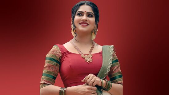 அப்போது விருது வென்றபிறகு மேடையில் பேசிய நடிகை சுவாசிகா, ‘’ரொம்பப் பாசம் எனக்கு லப்பர் பந்து படம் மூலம் கிடைச்சிருக்கு. ஒரு மலையாளியா இங்கே தமிழ்நாட்டில் ஒரு அவார்டு வாங்கியிருக்கேன். அதுவும் ஜெயராம் ஏட்டன் கையால் வாங்குனது ரொம்ப சந்தோஷமாக இருக்கு.சிறந்த துணை நடிகை என்னும் பிரிவில் வாங்கியது இன்னும் பெருமையாக இருக்கு. லப்பர் பந்து படத்துக்கு கிடைச்ச முதல் அவார்டு இது. அதனால் ஜே.எஃப்.டபிள்யூவுக்கு நன்றி''