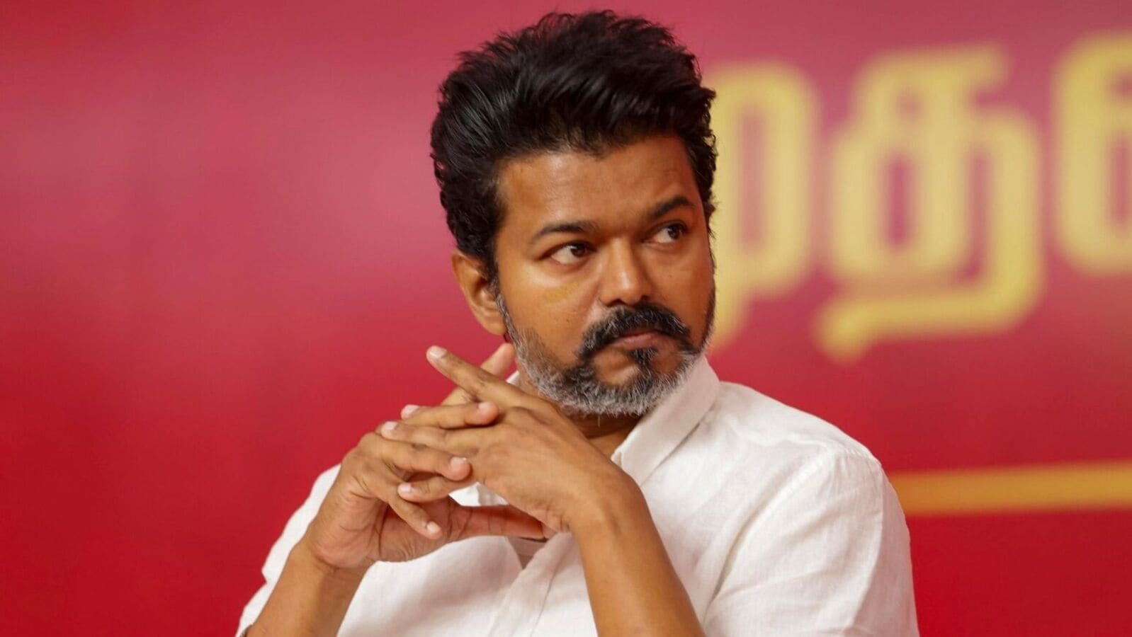 சைலண்டாக வந்த நடிகர் விஜய்.. திடீரென பரபரப்பான மதுரை ஏர்போர்ட்!