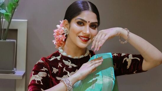 இயக்குநர் சுந்தரபாண்டி இயக்கிய ’வைகை’ திரைப்படம் மூலம், நடிகையாக அறிமுகமானவர், நடிகை சுவாசிகா. இவரது நிஜப்பெயர், பூஜா விஜய். ஆட்டுப்புரத்து விஜயகுமார் மற்றும் கிரிஜா தம்பதியினருக்கு, கேரளாவின் பெரும்பாவூரில் மகளாகப் பிறந்தவர். பி.ஏ. மலையாள இலக்கியம் படித்த சுவாசிகா, பரதநாட்டியமும் பயின்றவர். ’வைகை’ திரைப்படத்துக்குப் பின், ராசு மதுரவன் இயக்கிய ’கோரிப்பாளையம்’ திரைப்படத்திலும் நடித்தவர். அதன்பின், மைதானம், சாட்டை, கண்டதும் காணாததும், சோக்காலி, அப்புச்சி கிராமம் ஆகியப் படங்களில் சின்ன சின்ன ரோல்களில் நடித்து கவனம் பெற்றார். அதன்பின், தமிழ் சினிமாவில் சரியான வாய்ப்புகள் இல்லாமல் மலையாளப் படங்களில் தொடர்ச்சியாக நடிக்க ஆரம்பித்தார்.
