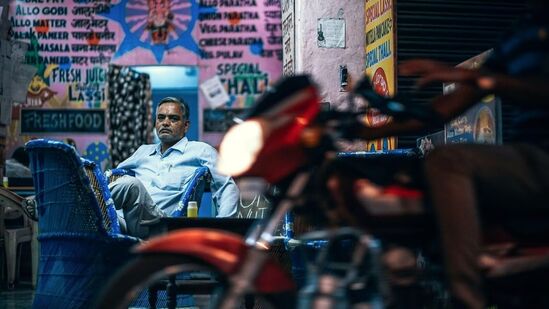 இந்த வேலையை 11 நாட்கள் செய்யுங்கள்: வாஸ்துபடி, பதினொரு நாட்கள் தாமரை இலையை இரவில் தண்ணீரில் ஊறவைத்து, மறுநாள் கடையின் பிரம்மஸ்தானத்தில் அந்த தண்ணீரை தெளிக்க வேண்டும். அவ்வாறு செய்வது வியாபாரத்தில் வளர்ச்சிக்கு வழிவகுக்கும் என்று நம்பப்படுகிறது