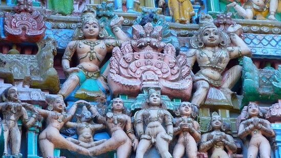 நீங்கள் பணப் பிரச்சினைகளால் கஷ்டப்படுகிறீர்கள் என்றால், சர்வ ஏகாதசி நாளில், பிரம்ம முகூர்த்தத்தில் மகாவிஷ்ணுவை முழு பக்தியுடன் வணங்கி, ஓம் விஷ்ணுவே நமஹ என்று ஒரு வெற்றிலையில் எழுதி இறைவனின் பாதங்களில் அர்ப்பணிக்கவும். அடுத்த நாள், இந்த இலையை ஒரு மஞ்சள் துணியில் சுற்றி பாதுகாப்பு பெட்டகத்தில் வைக்கவும்.