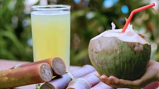 கோடையில், வெயில் மற்றும் வெப்ப தாக்கம் காரணமாக அதிகமாக வியர்வை வெளியேறுகிறது. இது உடலில் இருக்கும் நீர்ச்சத்து மற்றும் அத்தியாவசிய கூறுகளின் பற்றாக்குறைக்கு வழிவகுக்கும். இதைத் தவிர்க்க, நீரேற்றமாக இருப்பது முக்கியம். இதற்காக, கரும்பு சாறு, இளநீர் போன்ற பானங்களை குடிக்கிறோம். இந்த இரண்டு பானங்களின் சுவை  வெவ்வேறு மட்டுமல்லாமல், அவற்றின் ஊட்டச்சத்து மதிப்பும் வேறுபட்டது