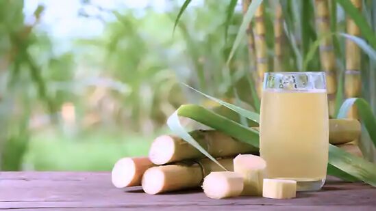 கரும்பு சாறு இயற்கையாகவே இனிப்பானது மட்டுமல்லாமல் உடலை நீரேற்றமாக வைத்திருக்க உதவுகிறது. கோடையில் கரும்பு சாறு குடிப்பதால் உடலுக்கு எவ்வித தீங்கும் கிடையாது. அதை தயாரிக்கும் போது சிலர் சர்க்கரையை பயன்படுத்துகிறார்கள். அதிகப்படியான சர்க்கரையைப் பயன்பாடு இயற்கைக்கு மாறானவை. இது கரும்பு சாற்றின் தூய்மையை குறைக்கும் மற்றும் உங்கள் ஆரோக்கியத்திலும் எதிர்மறையான தாக்கத்தை ஏற்படுத்தும்