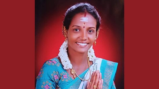 அமைச்சர் PTR வாகனத்தில் செருப்பு வீசிய பெண் தலை துண்டிக்கப்பட்டு வெட்டிக் கொலை! அமைச்சர் PTR வாகனத்தில் செருப்பு வீசிய பெண் தலை துண்டிக்கப்பட்டு வெட்டிக் கொலை!