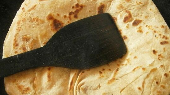 அதே நேரத்தில், கோதுமை அரிசியைப் போல சாப்பிடுவதற்கு இனிமையானது அல்ல. எனவே, மலையாளிகளுக்கு அரிசி மீதுள்ள மோகம் சப்பாத்தி அளவுக்கு இல்லை. ஆனால் சப்பாத்திகளில் அதிக நார்ச்சத்து உள்ளது. எனவே, நீங்கள் கோதுமை சப்பாத்தி போன்றவற்றை சாப்பிடும்போது, ​​இந்த நார்ச்சத்து பசி எடுக்காமல் நீண்ட நேரம் வயிறு நிரம்பியதாக உணர உதவுகிறது.