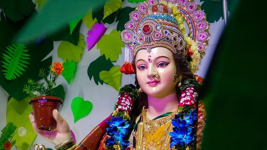 செவ்வாய்க் கிழமை துர்க்கை அம்மனுக்கு உகந்த ஒரு நாளாகும். இந்த நாளில் துர்க்கைக்கு பூஜை செய்து துர்க்கை மந்திரம் சொல்லி ஆராதனை செய்ய வேண்டும். இதனை ஒவ்வொரு செவ்வாய் கிழமையும் செய்து வந்தால் அம்மனின் அருள் நமக்கு கிடைக்கும். இதனால் வீட்டில் நிறைவேறாமல் இருந்த சுப காரியங்கள் சட்டென நிறைவேறும். 