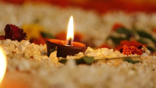 செவ்வாய் பகவான், வீடு, நிலம், சொத்து ஆகியவற்றிற்கு காரணமான கிரகம் என்பது அனைவருக்கும் தெரியும். செவ்வாய் பகவானை வழிபட்டால் வீடு, வாகன யோகம் அமையும். அதை வித முக்கியமானது செவ்வாய் பகவான் தான் ரத்தம் தொடர்பான நோய்களுக்கும் காரணமானவர். இவரே உடல் வலிமை, தைரியம் ஆகியவற்றிற்கும் காரணமான கிரகமாக கருதப்படுகிறார்.
