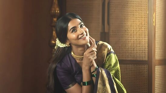 ஆரம்பத்தில் கனிமாவாக ஆட்டம் போட்டு கிறங்கடித்த பூஜா பின்னர் பாரி கொடுத்த பிரிவையும், அவனின் வன்முறையை சமாளிக்க முடியாமல் தவிக்கும் இடங்களிலும் அழகான நடிப்பை வெளிப்படுத்தி ஆச்சரியம் காட்டினார்.   