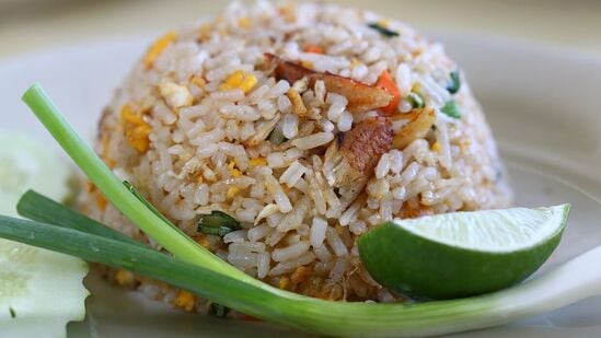அரிசி மற்றும் கோதுமை ஏறத்தாழ ஒரே அளவு கலோரிகளையே கொண்டுள்ளன. இருப்பினும், கோதுமை மற்றும் அரிசி தனித்துவமான ஊட்டச்சத்து பண்புகளைக் கொண்டுள்ளன. கோதுமையில் நார்ச்சத்து நிறைந்துள்ளது, இது இரத்த சர்க்கரையை நிலைப்படுத்த உதவுகிறது, அதே நேரத்தில் பழுப்பு அரிசி மெக்னீசியத்தை வழங்குகிறது மற்றும் பசையம் இல்லாதது. இரண்டு தானியங்களையும் சமச்சீரான முறையில் உணவில் சேர்ப்பது பல்வேறு ஊட்டச்சத்துக்களை வழங்கும்.