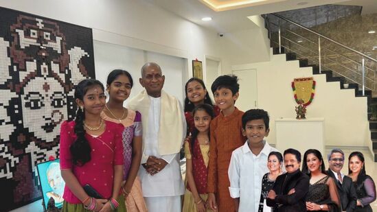 இளையராஜாவிடம் ஆசி வாங்கிய 6 போட்டியாளர்கள்.. சரிகமப லிட்டில் சேம்ப்ஸ் இறுதி போட்டி! - எங்கே நடக்கிறது தெரியுமா? இளையராஜாவிடம் ஆசி வாங்கிய 6 போட்டியாளர்கள்.. சரிகமப லிட்டில் சேம்ப்ஸ் இறுதி போட்டி! - எங்கே நடக்கிறது தெரியுமா?