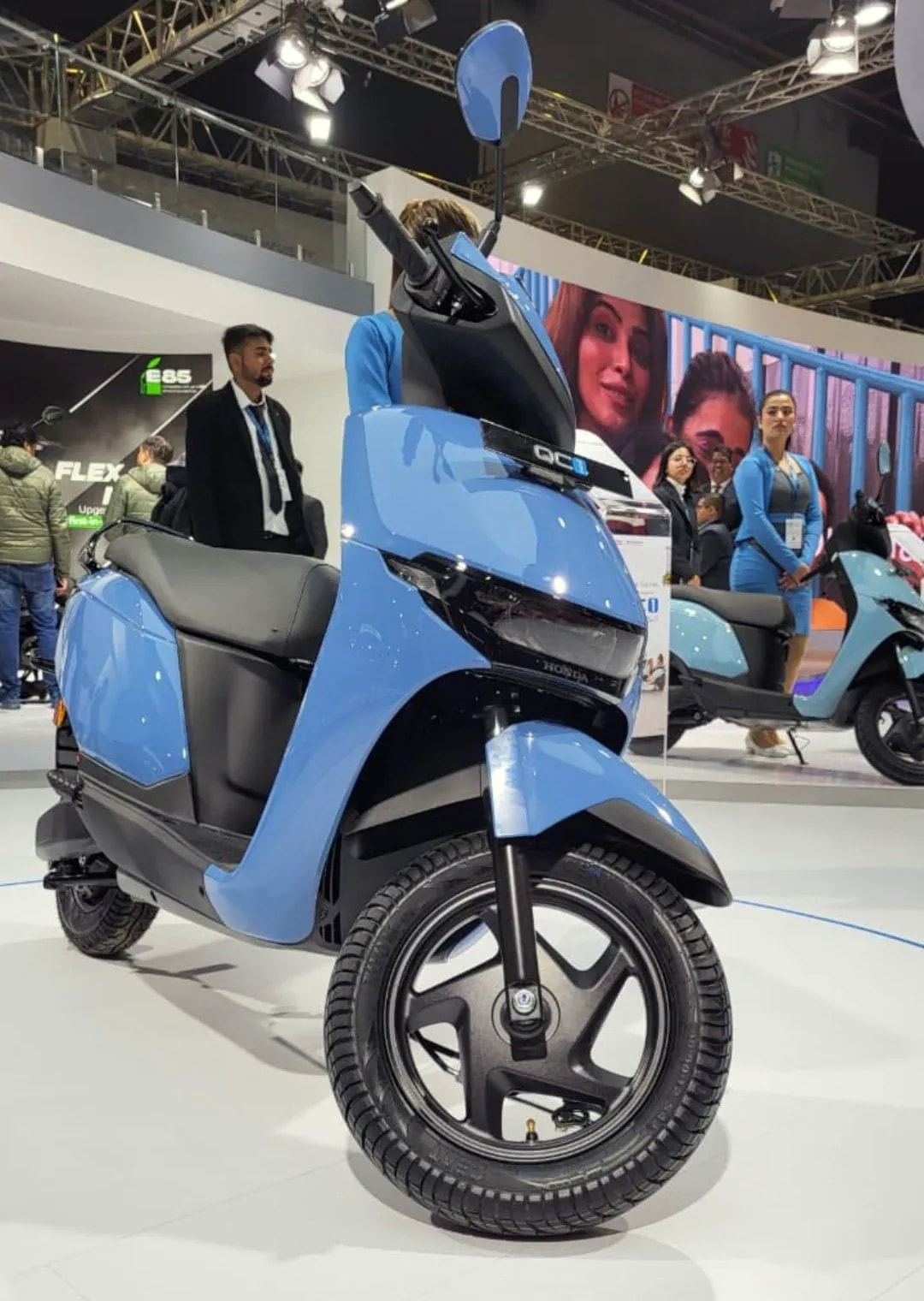 QC1 எலக்ட்ரிக் ஸ்கூட்டரில் 1.5 கிலோவாட் (kWh) பேட்டரி பேக் உள்ளது. இதை ஒரு முறை முழுமையாக சார்ஜ் செய்தால் 80 கிமீ வரை செல்லும். இதன் பேட்டரி 330-வாட் ஆஃப்-போர்டு சார்ஜரைப் பயன்படுத்தி மிக மெதுவாக சார்ஜ் செய்கிறது. 0 முதல் 80 சதவீதம் வரை சார்ஜ் செய்ய 4 மணி நேரம் 30 நிமிடங்கள் ஆகும். முழுமையாக சார்ஜ் செய்ய 6 மணி நேரம் 50 நிமிடங்கள் ஆகும்