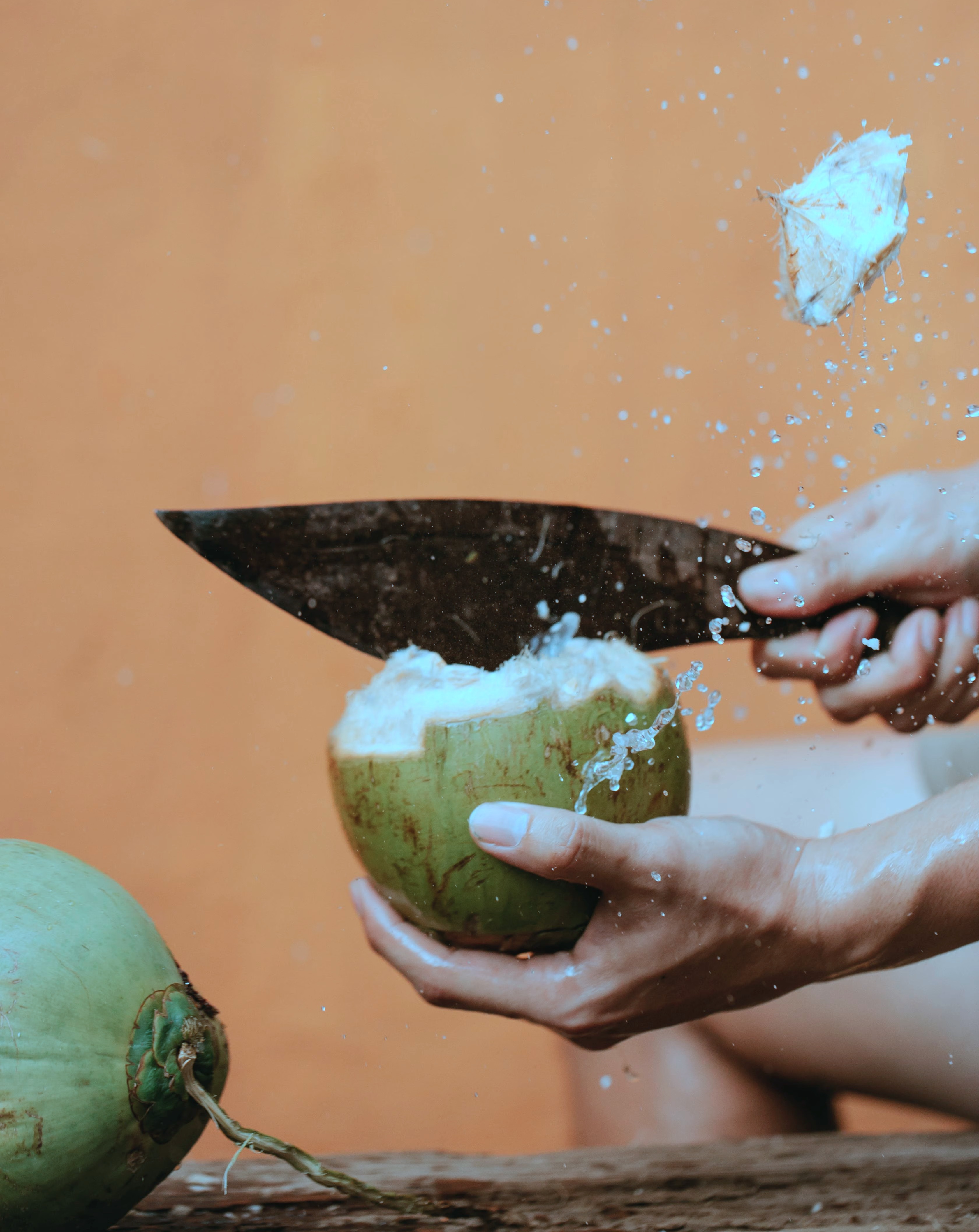 இளநீர் கலோரிகள் குறைவாகவும் ஊட்டச்சத்துக்கள் நிறைந்ததாகவும் இருக்கும் இயற்கை பானம். இது பொட்டாசியத்தின் சிறந்த மூலமாகும். இது உடலில் உள்ள அத்தியாவசிய கூறுகளின் சமநிலையை பராமரிக்க உதவுகிறது. கூடுதலாக, இதில் கால்சியம், மெக்னீசியம், வைட்டமின் பி, ஃபோலேட், பொட்டாசியம், துத்தநாகம், புரதம் மற்றும் நார்ச்சத்து போன்ற ஊட்டச்சத்துக்களும் உள்ளன. கரும்பு சாறு போல் இளநீரிலும் இயற்கையான இனிப்புச் சுவை உள்ளது. இது உடலை நீரேற்றமாக வைத்திருக்க உதவும்