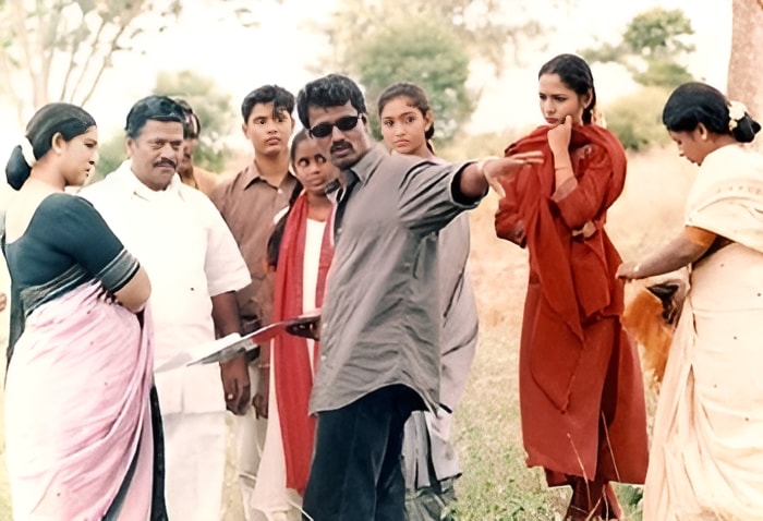 பாண்டவர் பூமி படப்பிடிப்பு தளத்தில் சேரன்