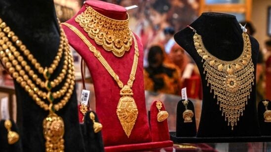 இந்தச் சூழலில் தங்கம் விலையில் கடந்த சில நாட்களாக ஏற்றம், இறக்கம் காணப்பட்டது. வாரத்தின் முதல் நாளான திங்கள்கிழமை கிராமுக்கு ரூ.20 உயர்ந்து ரூ.8,775-க்கும் சவரனுக்கு ரூ.160 உயர்ந்து ரூ.70,200-க்கும் விற்பனை செய்யப்பட்டது.