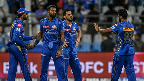 சொந்த மண்ணில் குஜராத் டைட்டன்ஸ் அணியிடம் தோற்றது அதிர்ச்சியை ஏற்படுத்தியுள்ளது. அதற்கெல்லாம் மேலாக மும்பை இந்தியன்ஸ் அணியின் தோல்வி பிசிசிஐயின் மிகப்பெரிய தண்டனையின் எரிச்சலை இரட்டிப்பாக்கியது. வான்கடே மைதானத்தில் நடந்த குஜராத் டைட்டன்ஸ் போட்டிக்குப் பிறகு, மும்பை முகாமில் நிறைய கெட்ட செய்திகள் வந்தன. கேப்டன் ஹர்திக் பாண்டியா உட்பட அனைத்து மும்பை கிரிக்கெட் வீரர்களையும் இந்திய கிரிக்கெட் கட்டுப்பாட்டு வாரியம் (பிசிசிஐ) கண்டித்துள்ளது. படம்: AFP.