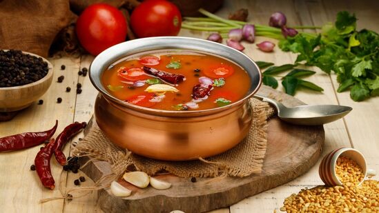 தொண்டைக்கு இதமாக சாப்பிட மிளகு ரசம் செஞ்சு சாப்பிடுங்கள்! இதோ எளிமையான ரெசிபியை தெரிந்துக் கொள்ளுங்கள்! தொண்டைக்கு இதமாக சாப்பிட மிளகு ரசம் செஞ்சு சாப்பிடுங்கள்! இதோ எளிமையான ரெசிபியை தெரிந்துக் கொள்ளுங்கள்!