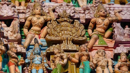 இந்த நாளில் விஷ்ணு பகவான் வழிபடப்படுகிறார். விஷ்ணு வழிபாட்டில் துளசியைப் பயன்படுத்துவது மிகவும் மங்களகரமானதாகவும் நன்மை பயப்பதாகவும் கருதப்படுகிறது. இந்து மதத்தில், துளசி லட்சுமி தேவியின் வடிவமாக கருதப்படுகிறது.