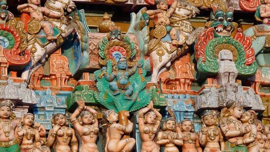 சர்வ ஏகாதசியன்று மகாவிஷ்ணுவுக்கு துளசி சாத்தி வழிபட வேண்டும். இதைச் செய்வதன் மூலம், விஷ்ணு பகவான் மகிழ்ந்து அவரது ஆசீர்வாதங்களை தருவார் என்று நம்பப்படுகிறது. ஏகாதசி நாளில் துளசி இலைகளை பறிக்கக்கூடாது என்பதை நினைவில் கொள்ளுங்கள்.