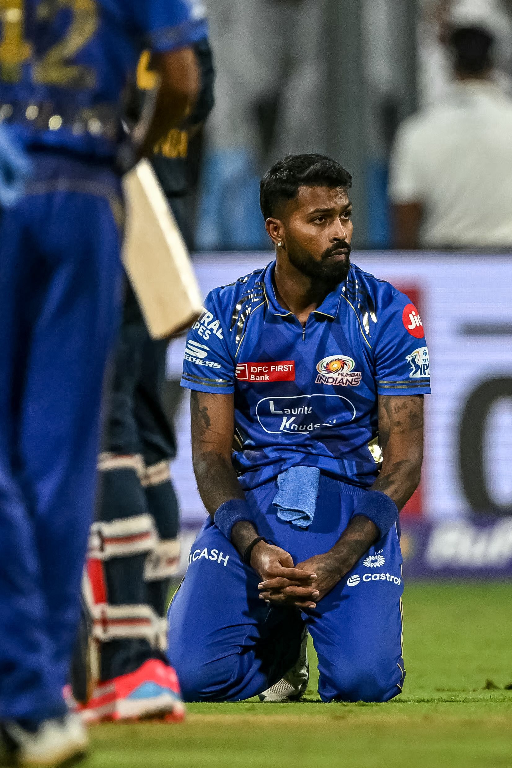 வான்கடே மைதானத்தில் செவ்வாய்க்கிழமை நடைபெற்ற குஜராத் டைட்டன்ஸ் அணிக்கு எதிரான போட்டியில் மும்பை இந்தியன்ஸ் அணி நிர்ணயிக்கப்பட்ட நேரத்தில் 20 ஓவர்கள் பந்துவீச்சை பூர்த்தி செய்ய முடியவில்லை. இதன் விளைவாக, அவை மெதுவான ஓவர்-ரேட்டுக்கு காரணமாகின்றன. அதனால்தான் மும்பை முகாமில் உள்ள அனைவரும் தண்டிக்கப்படுகிறார்கள். நடப்பு ஐபிஎல் சீசனில் மும்பை இந்தியன்ஸ் அணியால் ஓவர் ரேட்டை பராமரிக்க முடியாமல் போனது இது இரண்டாவது முறை என்பதால், கேப்டன் உட்பட அணியின் அனைத்து வீரர்களுக்கும் பெரும் அபராதம் விதிக்கப்பட்டுள்ளது. இதுபோன்ற முதல் குற்றத்திற்கு, ரூ .12 லட்சம் அபராதம் செலுத்திய பின்னரே கேப்டன் விடுவிக்கப்பட்டார் என்பது குறிப்பிடத்தக்கது. படம்: AFP.