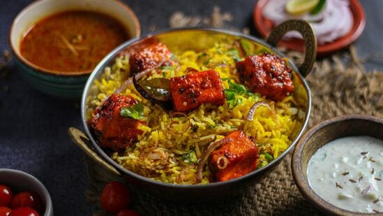 பக்காவான டேஸ்ட்டில் பன்னீர் புலாவ் மட்டும் செஞ்சு பாருங்க! அப்றம் சுத்தமா காலி ஆகிடும்! இதோ சிம்பிள் ரெசிபி! பக்காவான டேஸ்ட்டில் பன்னீர் புலாவ் மட்டும் செஞ்சு பாருங்க! அப்றம் சுத்தமா காலி ஆகிடும்! இதோ சிம்பிள் ரெசிபி!