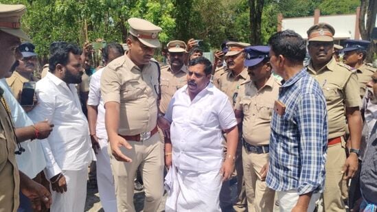 தருமபுரியில் அமைச்சர் ராஜேந்திரனிடம் அதிமுக எம்.எல்.ஏக்கள் சரமாரி கேள்வி! திமுகவினர் மிரட்டல்! போலீஸ் மூலம் கைது! தருமபுரியில் அமைச்சர் ராஜேந்திரனிடம் அதிமுக எம்.எல்.ஏக்கள் சரமாரி கேள்வி! திமுகவினர் மிரட்டல்! போலீஸ் மூலம் கைது!
