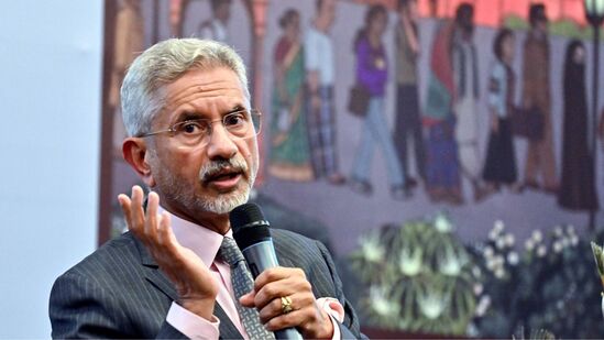 இந்தியாவுடன் ஒற்றுமையாக நின்றதற்காக ரஷ்யாவிற்கு நாட்டின் வெளியுறவுத்துறை அமைச்சர் (EAM) டாக்டர் எஸ் ஜெய்சங்கர் மே 9ஆம் தேதி நன்றி தெரிவித்தார், மேலும் பாகிஸ்தானின் பயங்கரவாத சவாலை எதிர்கொள்வதற்கு எதிரான நாட்டின் உறுதியான பதிலை மீண்டும் உறுதிப்படுத்தினார். புதுதில்லியில் உள்ள ரஷ்ய தூதரகத்தில் வெற்றி தின கூட்டு வரவேற்பில் பேசிய ஜெய்சங்கர், பயங்கரவாதத்தின் தற்போதைய சவாலை எடுத்துரைத்தார், இது உலக சமூகத்திற்கு ஒரு பகிரப்பட்ட அச்சுறுத்தல் என்று கூறினார். மேலும்,"இந்தியா பயங்கரவாதத்தின் சவாலை எதிர்கொள்ளும் நேரத்தில், இது உலகளாவிய சமூகத்திற்கு ஒரு பகிரப்பட்ட அச்சுறுத்தலாகும். எங்களுடன் ஒற்றுமையை வெளிப்படுத்தியவர்களுக்கும், நடந்து வரும் உறுதியான பதிலைப் புரிந்துகொண்டவர்களுக்கும் நான் நன்றி கூறுகிறேன்" என்று ஜெய்சங்கர் கூறினார்.