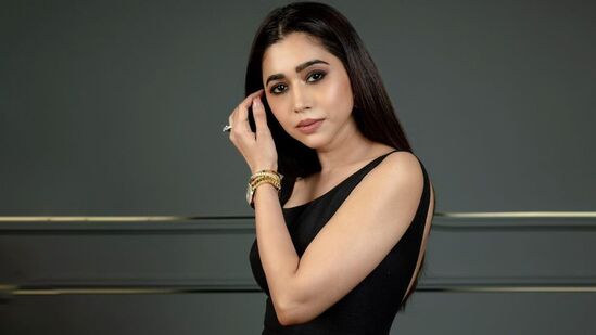 ‘’ஒரு காலத்தில் என்னுடன் அந்த வீட்டைக் கட்டியவரின் அறிவுறுத்தலின் பேரில், இப்போது, ​​நாங்கள் வீட்டை விட்டு வெளியேற்றப்படுவதை எதிர்கொள்கிறோம். நான் ஒரு தங்க விரும்பி என்று குற்றம் சாட்டப்படுகிறேன். அது எப்போதாவது உண்மையாக இருந்திருந்தால், நான் நீண்ட காலத்திற்கு முன்பே என் தனிப்பட்ட நலன்களைப் பாதுகாத்திருப்பேன். ஆனால் நான் கணக்கீட்டை விட அன்பைத் தேர்ந்தெடுத்தேன். பரிவர்த்தனையை விட நம்பிக்கையைத் தேர்ந்தெடுத்தேன். மேலும், அது என்னை இங்கு கொண்டு வந்துள்ளது.காதலுக்கு நான் வருத்தப்படவில்லை. ஆனால் அந்த அன்பு பலவீனமாக மாற்றப்பட்டதால் நான் உடன்பட மாட்டேன். என் குழந்தைகள் 10 மற்றும் 14 வயதுடையவர்கள். அவர்களுக்கு அதிர்ச்சி அல்ல, பாதுகாப்பு தேவை. அமைதி அல்ல, நிலைத்தன்மை தேவை. சட்டப் பிரிவுகளைப் புரிந்துகொள்ள அவர்கள் மிகவும் இளமையாக இருக்கிறார்கள், ஆனால் கைவிடப்பட்டதை உணரும் அளவுக்கு முதிர்ச்சியானவர்கள்''.