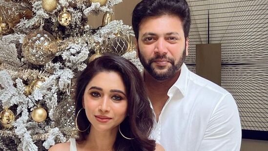 ‘’பதிலளிக்கப்படாத ஒவ்வொரு அழைப்பும், ரத்து செய்யப்பட்ட ஒவ்வொரு சந்திப்பும், எனக்காக எழுதப்பட்ட ஆனால் அவர்களால் படிக்கப்பட்ட ஒவ்வொரு குளிர் செய்தியும் இவை வெறும் மேற்பார்வைகள் அல்ல. அவை காயங்கள்.இன்று நான் ஒரு மனைவியாகப் பேசவில்லை. ஒரு பெண்ணாகக் கூட தவறு செய்யவில்லை. தன் குழந்தைகளின் நலனை மட்டுமே மையமாகக் கொண்ட ஒரு தாயாகப் பேசுகிறேன். நான் இப்போது எழுந்திருக்கவில்லை என்றால், நான் அவர்களை என்றென்றும் தோல்வியடையச் செய்வேன்''.