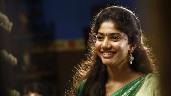சாய் பல்லவி:நடிகை சாய் பல்லவி மருத்துவக் கல்வியையும் பெற்றுள்ளார். நடிகை சாய் பல்லவி, ஜார்ஜியாவில் உள்ள திபிலிசி மாநில மருத்துவப் பல்கலைக்கழகத்தில் மருத்துவக் கல்வியைப் பயின்றார். 2020ஆம் ஆண்டில், சாய் பல்லவி திருச்சியில் வெளிநாட்டு மருத்துவ பட்டதாரி தேர்வை (FMGE) எழுதினார். மருத்துவக் கல்வி பெற்றிருந்தாலும், அவர் இந்தியாவில் மருத்துவராகப் பதிவு செய்யவில்லை.