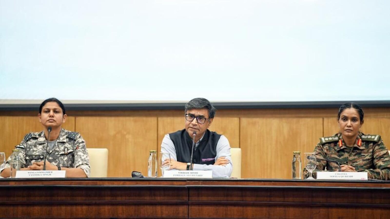 பாகிஸ்தானில் உள்ள 8 ராணுவ தளங்கள் மீது இந்தியா தாக்குதல்! - எதற்காக? ஏன்? - பிரித்து மேய்ந்த அதிகாரிகள்!