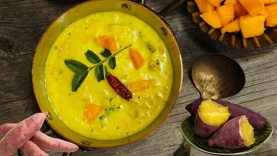 சர்க்கரவர் புளிசேரி செய்யத்தேவையான பொருட்கள்:சர்க்கரை வள்ளிக்கிழங்கு – 1 கப் (தோல் உரித்து துண்டுகளாக வெட்டியது),புளி – சிறிய எலுமிச்சை அளவு,மஞ்சள் தூள் – கால் டீஸ்பூன்,உப்பு – தேவையான அளவு,தேங்காய் துருவல் – அரை கப்,பட்டை மிளகாய் – இரண்டு,