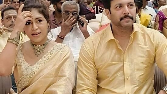 ஜெயம் ரவி - ஆர்த்தி விவாகரத்து தொடர்பான வழக்கு நீதிமன்றத்தில் சென்று கொண்டிருக்கும் நிலையில், ஆர்த்தி கணவர் ரவியை மீண்டும் மீட்டெடுக்கும் முயற்சியில் ஈடுபட்டு வருகிறார். ஜெயம் ரவி - ஆர்த்தி விவாகரத்திற்கு பல காரணங்கள் கூறப்பட்டாலும், பாடகியும், ஹீலிங் தெரபிஸ்ட்டுமான கெனிஷா ரவி வாழ்க்கையில் நுழைந்ததே முக்கிய காரணமாக சொல்லப்படுகிறது.