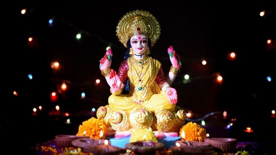 செல்வ செழிப்புடன் இருக்க வேண்டுமா? பௌர்ணமி தினத்தன்று லட்சுமி தேவிக்கு இப்படி பூஜை செய்யலாம்! செல்வ செழிப்புடன் இருக்க வேண்டுமா? பௌர்ணமி தினத்தன்று லட்சுமி தேவிக்கு இப்படி பூஜை செய்யலாம்!