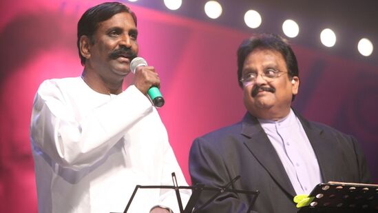 வைரமுத்து, தமிழ் சினிமாவில் காதல், காமம், உத்வேகம், சோகம், மகிழ்ச்சி, தத்துவம் என ஏகப்பட்ட ஜானர்களில் பாடல்களை அள்ளிக் கொடுத்து மக்களை தன் வசம் ஈர்த்தவர்.   