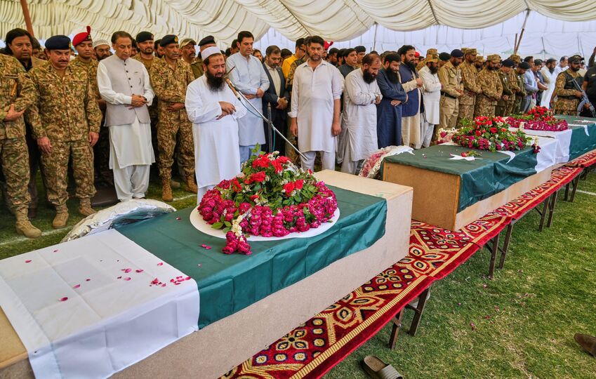 ஆபரேஷன் சிந்தூரில் கொல்லப்பட்ட பயங்கரவாதிகளின் இறுதிச்சடங்கில் பாகிஸ்தான் போலீசார், ராணுவ அதிகாரிகள்.. யார் அவர்கள்?