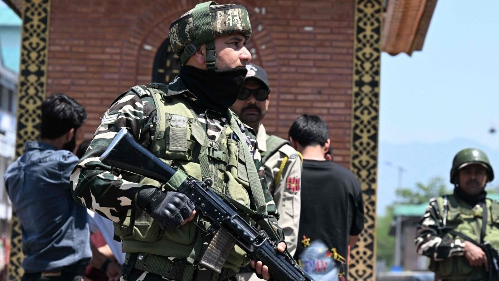 எல்லையில் பதுங்கி இருந்து தாக்குதல் நடத்திய பயங்கரவாதிகள்.. சுட்டு வீழ்த்திய இந்திய ராணுவம்!