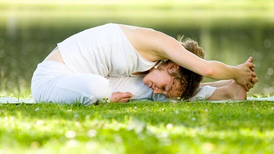 இதய ஆரோக்கியம் - யோகா, உடலில் ரத்த ஓட்டத்தை அதிகரிக்கும் என்று நிரூபிக்கப்பட்டுள்ளது. இது உடலில் உள்ள கொழுப்பைக் குறைக்கிறது. ரத்த அழுத்தத்தைக் குறைக்கிறது. இதனால் ஒட்டுமொத்த இதய ஆரோக்கியம் மேம்படுகிறது. இது உங்கள் பொதுவான இதய ஆரோக்கியத்தை மேம்படுத்துகிறது. இதய நோய்கள் ஏற்படும் ஆபத்தைத் தடுக்கிறது. உங்களக்கு பக்கவாதம் போன்ற தொல்லைகள் ஏற்படாமல் காக்கிறது. இதய ஆரோக்கியம் - யோகா, உடலில் ரத்த ஓட்டத்தை அதிகரிக்கும் என்று நிரூபிக்கப்பட்டுள்ளது. இது உடலில் உள்ள கொழுப்பைக் குறைக்கிறது. ரத்த அழுத்தத்தைக் குறைக்கிறது. இதனால் ஒட்டுமொத்த இதய ஆரோக்கியம் மேம்படுகிறது. இது உங்கள் பொதுவான இதய ஆரோக்கியத்தை மேம்படுத்துகிறது. இதய நோய்கள் ஏற்படும் ஆபத்தைத் தடுக்கிறது. உங்களக்கு பக்கவாதம் போன்ற தொல்லைகள் ஏற்படாமல் காக்கிறது.