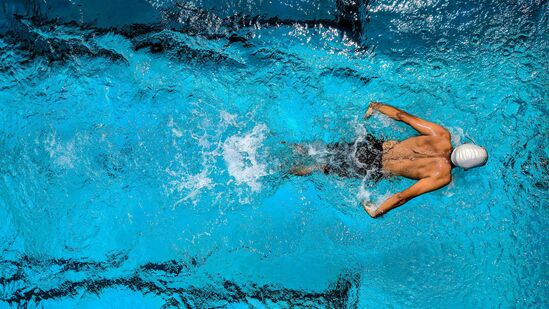 நீச்சலடித்த பிறகு தூங்குவதற்கான காரணம் என்ன? உண்மையில், நீச்சல் என்பது ஒரு நபரை மூட்டுகளுக்கு சுமை கொடுக்காமல் வைத்திருக்கும் பயிற்சிகளில் ஒன்றாகும். நீச்சல் உடலில் உள்ள தசைகளை வலுப்படுத்துவது மட்டுமல்லாமல், மன அழுத்தத்தையும் குறைக்க உதவுகிறது. நீச்சலடித்த பிறகு சோர்வு மற்றும் தூக்கம் வருவதற்கான காரணங்களைக் கண்டுபிடிப்போம். நீச்சலடித்த பிறகு தூங்குவதற்கான காரணம் என்ன? உண்மையில், நீச்சல் என்பது ஒரு நபரை மூட்டுகளுக்கு சுமை கொடுக்காமல் வைத்திருக்கும் பயிற்சிகளில் ஒன்றாகும். நீச்சல் உடலில் உள்ள தசைகளை வலுப்படுத்துவது மட்டுமல்லாமல், மன அழுத்தத்தையும் குறைக்க உதவுகிறது. நீச்சலடித்த பிறகு சோர்வு மற்றும் தூக்கம் வருவதற்கான காரணங்களைக் கண்டுபிடிப்போம்.